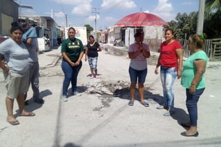 Afectadas. Mujeres de la Santiago Ramírez estaban 'cazando' al camión de Sedesol para pedirle el apoyo del Fondo de Desastres Naturales. (EDITH GONZÁLEZ)