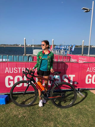 La triatleta lagunera Fátima Alanís se coronó campeona mundial en la categoría 18-19 años en el evento celebrado en Australia. (ESPECIAL) 
