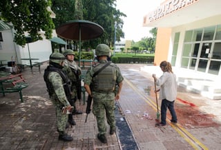 Caso. Miembros del Ejército resguardan la zona donde el comandante de la policía investigadora se enfrentó con sicarios.