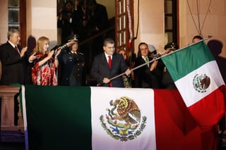 Celebran. El gobernador Miguel Ángel Riquelme dio el Grito en Saltillo, la capital estatal.