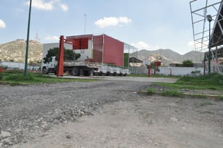 Compresora. Vecinos denunciaron que se utiliza la cancha como estacionamiento del municipio. (FABIOLA P. CANEDO) 