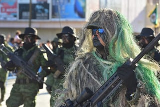 Elementos de las Fuerzas Armadas desfilaron por la avenida Matamoros de Torreón. (ERNESTO RAMÍREZ) 