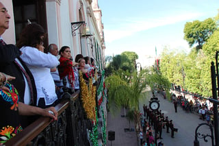 Al término del desfile, la alcaldesa María Luisa González Achem realizó el arreo de Bandera y los correspondientes honores a la Enseña Nacional. (EL SIGLO DE TORREÓN)