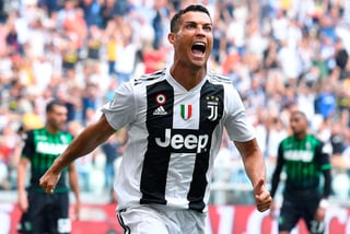 Cristiano Ronaldo celebra uno de sus dos tantos en la victoria de Juventus 2-1 sobre Sassuolo.