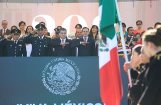 Preside. El gobernador Miguel Riquelme Solís, presidió el Desfile Cívico Militar, conmemorando la Independencia.