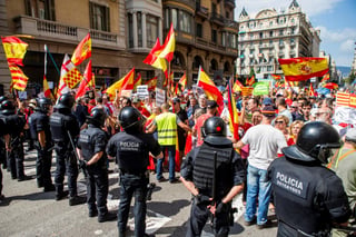 Protesta. Mossos impiden el paso a la plaza de Sant Jaume para asistir a la concentración por Hablamos Español.