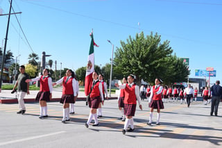 Desfile. Alumnos, maestros y efectivos de la Sedena formaron parte del desfile de Independencia. (EL SIGLO DE TORREÓN)