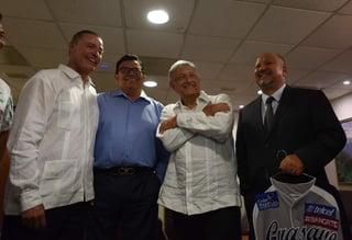 López Obrador aprovechó para enviar una felicitación al nuevo director del equipo de futbol Dorados de Sinaloa, Diego Armando Maradona. (NOTIMEX)