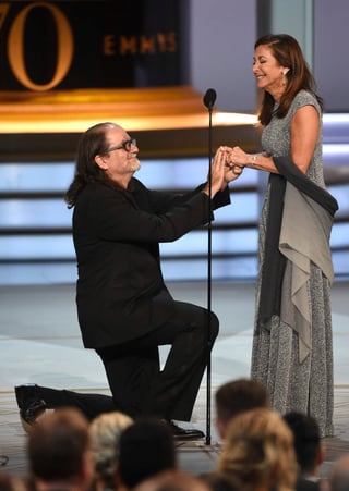 Glenn Weiss, que obtuvo el Emmy a la mejor dirección de un especial de variedades por la última ceremonia de los Óscar, protagonizó este romántico momento junto a su pareja Jan. (AP)