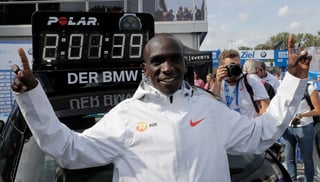 Eliud Kipchoge posa con el cronómetro que marca el récord mundial que obtuvo el domingo en el maratón de Berlín.