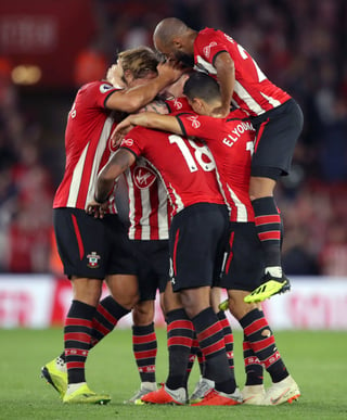 Jugadores del Sunderland celebran un tanto en el empate a dos frente al Brighton.
