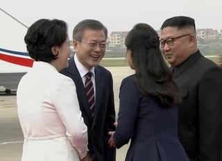 Llegada. El líder norcoreano, Kim Jong-Un (Der.), recibió en la pista del aeropuerto de Sunan de Pionyang a Moon Jae-in. (AP)