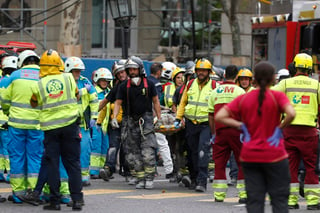 El dispositivo de emergencias se centró, de inmediato, en rescatar a las víctimas atrapadas en el interior del sitio. (AP)