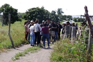 Madres de familia pudieron ingresar a la segunda fosa clandestina más grande de Veracruz, una entidad sumida en violencia relacionada con el narcotráfico. (EL UNIVERSAL)