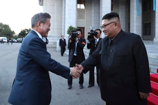 El encuentro en la capital norcoreana, del que aún no se conocen detalles, arrancó a las 10:00 hora local (1:00 GMT), según detalló la oficina de Moon en Seúl. (EFE)