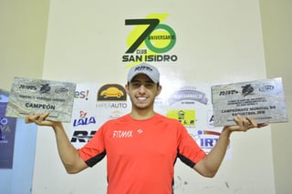 El originario de Chihuahua recibió su placa de campeón en el Club San Isidro y un reconocimiento por ser el actual campeón mundial.
