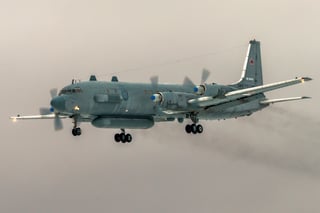 Objetivo. Un avión IL-20 con 15 militares rusos a bordo fue derribado por un misil antiaéreo sirio. (AP)
