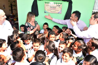 Inversión. La alcaldesa Leticia Herrera, entregó aula en la que se invirtieron 85 mil pesos. (ARCHIVO)