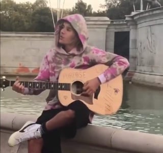 A través de videos que circulan en la red, se observa el momento en el que Bieber toca su guitarra y le canta a Hailey. (ESPECIAL)