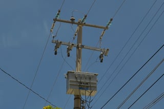 Fenómeno. Cae rayo en cable de alta tensión del poblado La Luz, de Lerdo; dejó al ejido sin energía eléctrica durante toda la noche. (EL SIGLO DE TORREÓN)