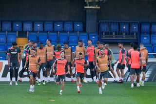 Jugadores del Villarreal durante el entrenamiento de ayer.