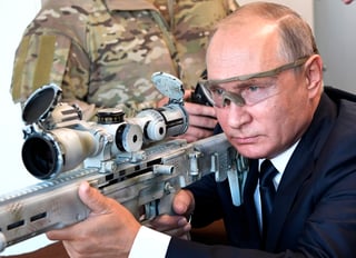 Preciso. Putin apunta con un rifle de francotirador durante una visita al centro de exposiciones militar Patriot en Moscú. (AP)