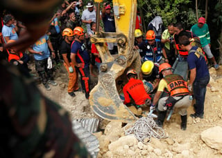 Trabajadores de emergencia y lugareños se apresuraron de inmediato a la zona del deslave para ayudar a los sobrevivientes heridos. (EFE)