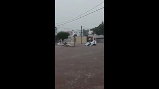 Por las fuertes lluvias registradas en Sinaloa, usuarios de redes sociales reportan un accidente en el Sector Santa Fe, en Culiacán, también que se desbordó el arroyo Jardines del Pedregal, sector Villa Fontana. (TWITTER)