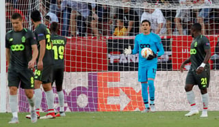 El arquero mexicano Guillermo Ochoa molesto con su defensiva tras encajar una goleada 5-1 ante Sevilla.