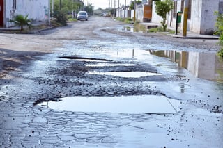 Se concluyó que se registraron 23 mil 360 m2 de pavimento dañados por las lluvias en Torreón. (ARCHIVO) 
