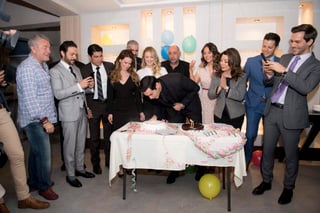 La producción de Por amar sin ley festejó con un pastel el cumpleaños de David Zepeda. (ESPECIAL)
