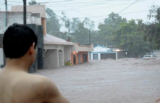 Por otra parte, Juan Francisco González Vega, titular de Protección Civil en Sinaloa, añadió que en las últimas 24 horas cayeron hasta 359 milímetros de lluvia en Ahome, mientras que en el municipio de El Fuerte hay comunidades incomunicadas. (EFE)