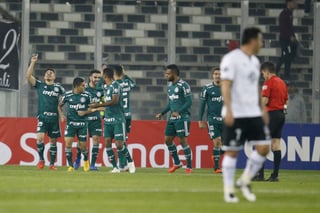 Jugadores de Palmeiras festejan su gol ante el Colo Colo, durante el partido de ida por los cuartos de final de la Copa Libertadores jugado en el Estadio Monumental, en Santiago de Chile.