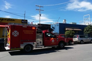 El personal del Cuerpo de Bomberos de la ciudad de Torreón acudió al lugar y se encargó de controlar la fuga. (EL SIGLO DE TORREÓN)
