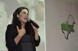 Tiaré Scanda dio una lección sobre feminismo a las y los estudiantes de la Universidad Autónoma de la Laguna que se dieron cita para escucharla. (EDITH GONZÁLEZ)