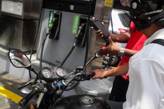 El personal de la estatal Petróleos de Venezuela (PDVSA) se desplegó en diferentes puntos de venta de combustibles para la instalación y explicación de cómo funcionará este nuevo método pago que incluye un lector dactilar y de tarjetas, constató Efe. (EFE)