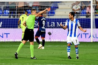 El árbitro Iglesias Villanueva (i) muestra la tarjeta roja a Juanmi, de la Real Sociedad, durante el partido de la quinta jornada.