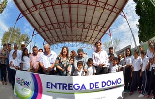 Entrega. La alcaldesa Leticia Herrera Ale, entregó un domo en la escuela primaria del ejido Rincón de Santa Cruz Luján. (EL SIGLO DE TORREÓN)