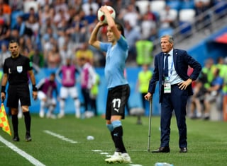 El técnico de Uruguay Oscar Tabárez observa desde el costado de la cancha durante el partido contra Francia por los cuartos de final del Mundial en Nizhny Novgorod, Rusia.
