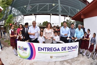 Domo. La alcaldesa Leticia Herrera entregó domo en la primaria de la colonia López Portillo.