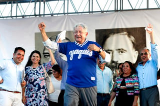 Gesto. López Obrador se colocó la franela de los Yaquis, ayer en Ciudad Obregón, Sonora.