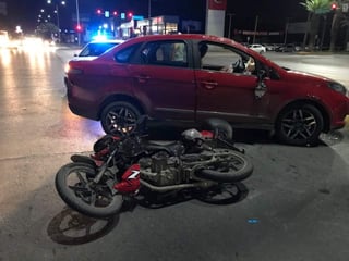 Dos lesionados deja choque entre auto y motocicleta