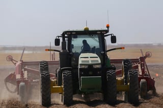 Tractores. Se trata de un programa a través del cual los productores pueden beneficiarse con maquinaria, como tractores. (EL SIGLO DE TORREÓN)