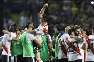 Los jugadores de River Plate celebran la victoria, durante el clásico de la Superliga del futbol argentino en el estadio La Bombonera.