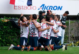 Alan Pulido, de Chivas, en festejo con sus compañeros después de anotar el primer gol durante el juego de la Jornada.