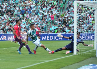 El uruguayo Jonathan 'Cabecita' Rodríguez fue el encargado de abrir el marcador ayer para los Guerreros. (RAMÓN SOTOMAYOR) 