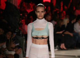 Las modelos salieron con tres senos a la pasarela durante la semana de la moda en Milán. (INTERNET)