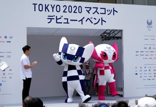 'Miraitowa' (i), mascota de los Juegos Olímpicos y 'Someity', la mascota de los Juegos Paralímpicos.