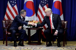 Firma. Trump se reunió en las próximas horas con el presidente surcoreano Moon Jae-in para revisar su tratado comercial. (AP)