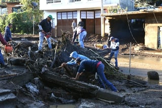 Unidos. Habitantes de Peribán iniciaron la búsqueda de sus familiares entre los escombros. (NOTIMEX)